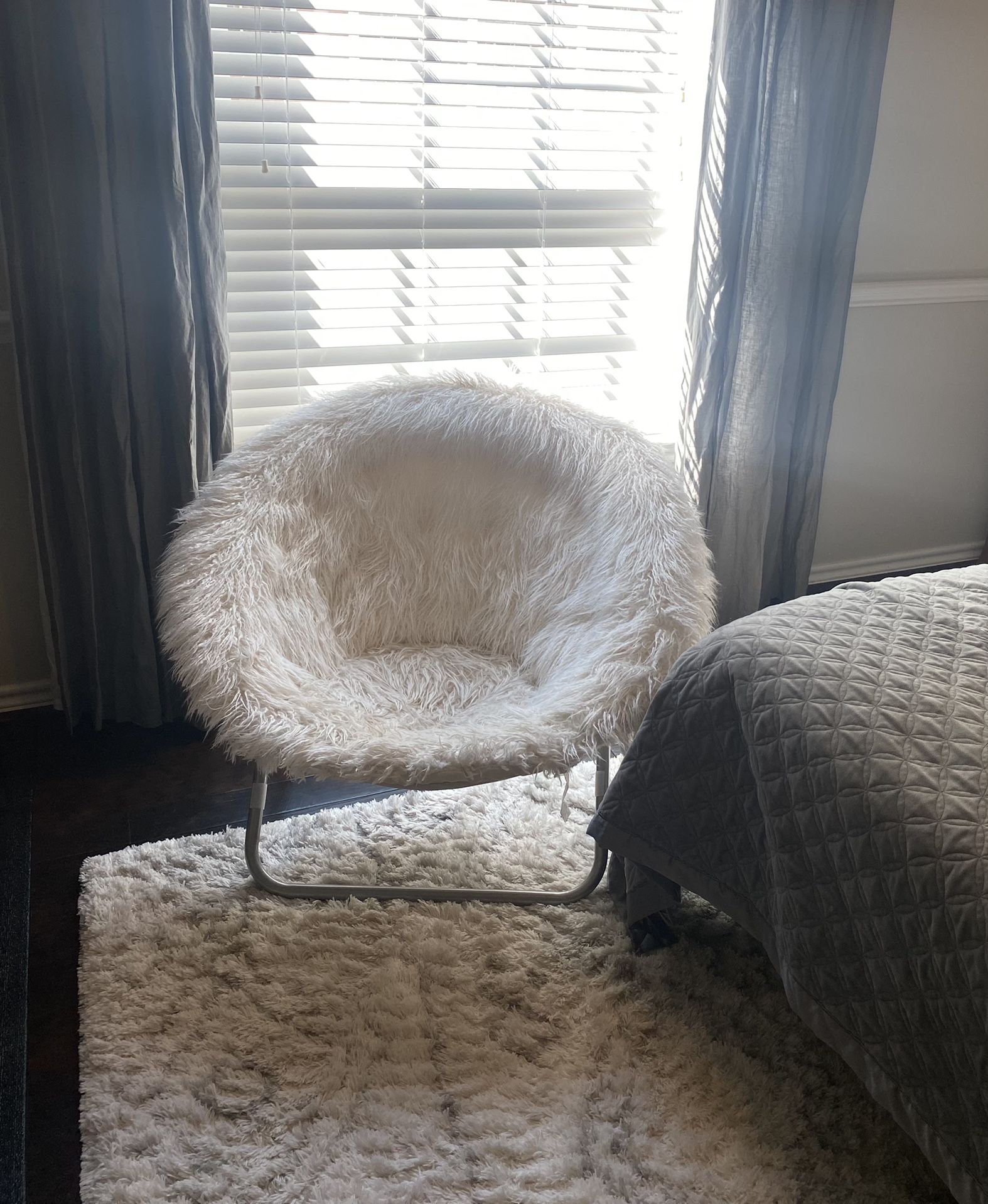 Winter Fox Faux-Fur Hang-A-Round Chair