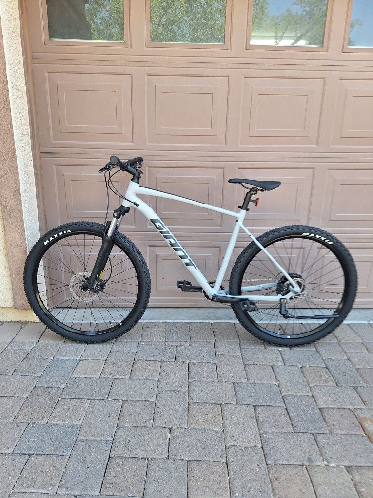 GIANT TALON 2 MOUNTAIN BIKE 29 ER 1 X9 SPEED LIKE NEW( CHECK MY OTHER BIKES)