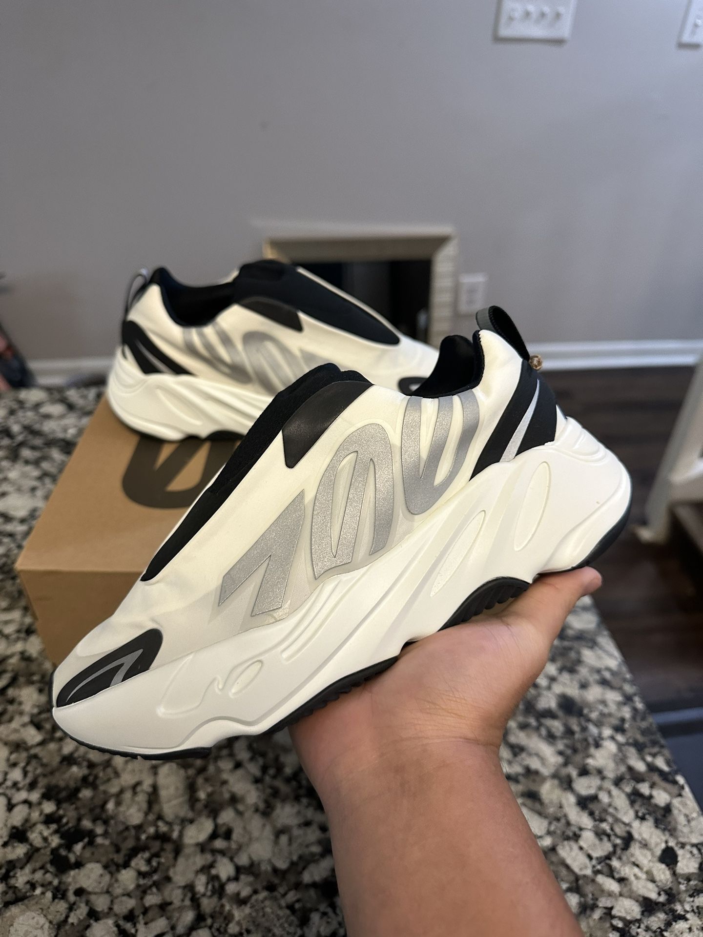 Yeezy 700 Analog Size 5 Men