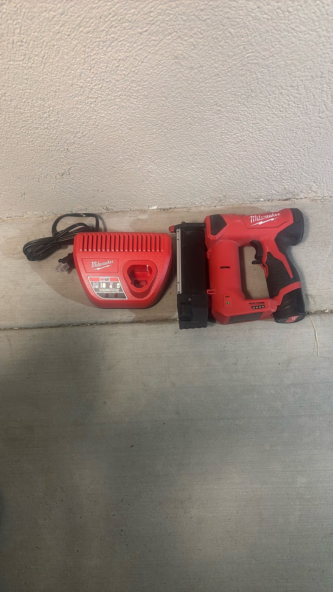Milwaukee M12 12-Volt 23-Gauge Lithium-Ion Cordless Pin Nailer with Compact Battery Pack 1.5 Ah and Charger Starter Kit