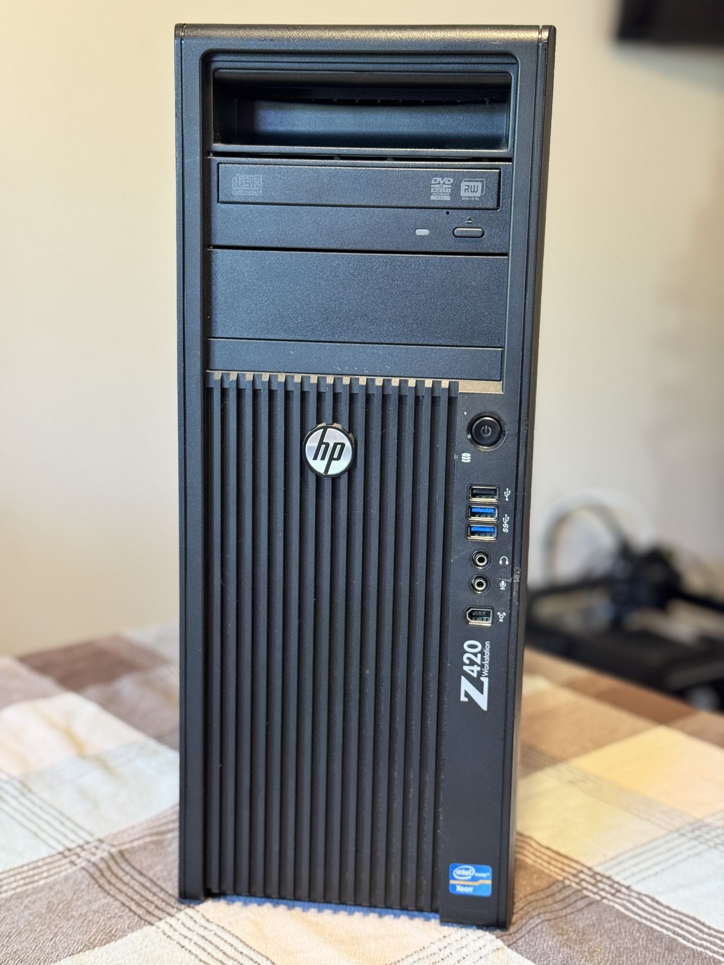 HP Z420 Workstation (6-core Intel Xeon, 32Gb RAM, 128Gb SSD + 500Gb HDD)