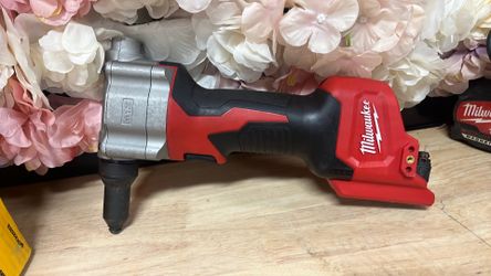 Milwaukee M12 12-Volt Lithium-Ion Cordless Rivet Tool (Tool-Only)
