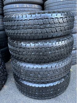 Tengo un Set de llantas en muy buenas condiciones, marca BRIDGESTONE 255/75R17 instaladas y balanceadas por el mismo precio $250