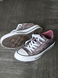Converse. Women US7. Low top Chuck Taylor