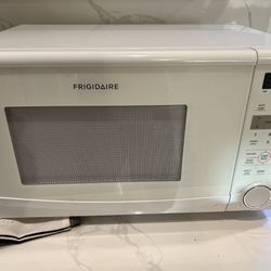 Frigidaire white Countertop Microwave