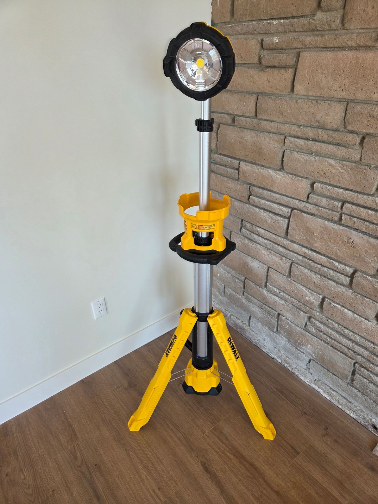 DEWALT 20V MAX Cordless Tripod Light