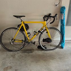 Trek Road Bike With Cateye (OCLV carbon + Chris King upgrade)