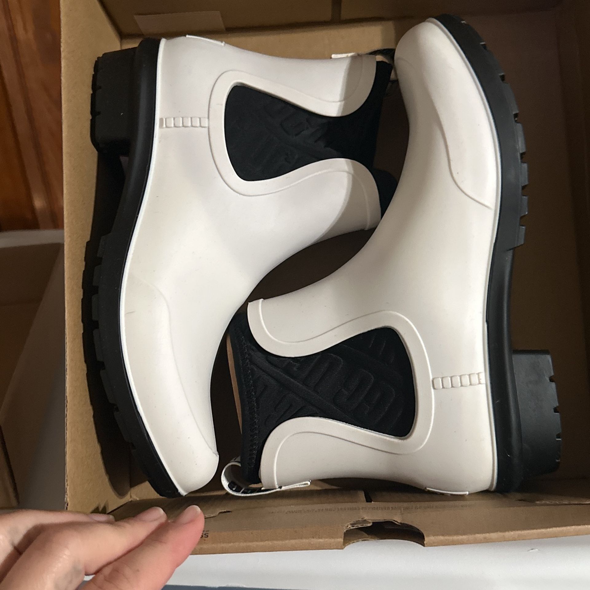 UGG RAIN BOOTS NEW IN THE BOX $40 Authentic