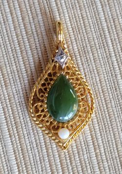 Vintage 1970's Jade/Gold Filigree Design Pendant