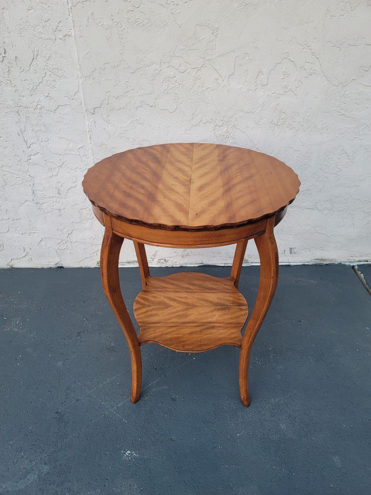Antique RJ Horner NY Solid Wood Scallop Side/End Table With Shelf  28"tall
