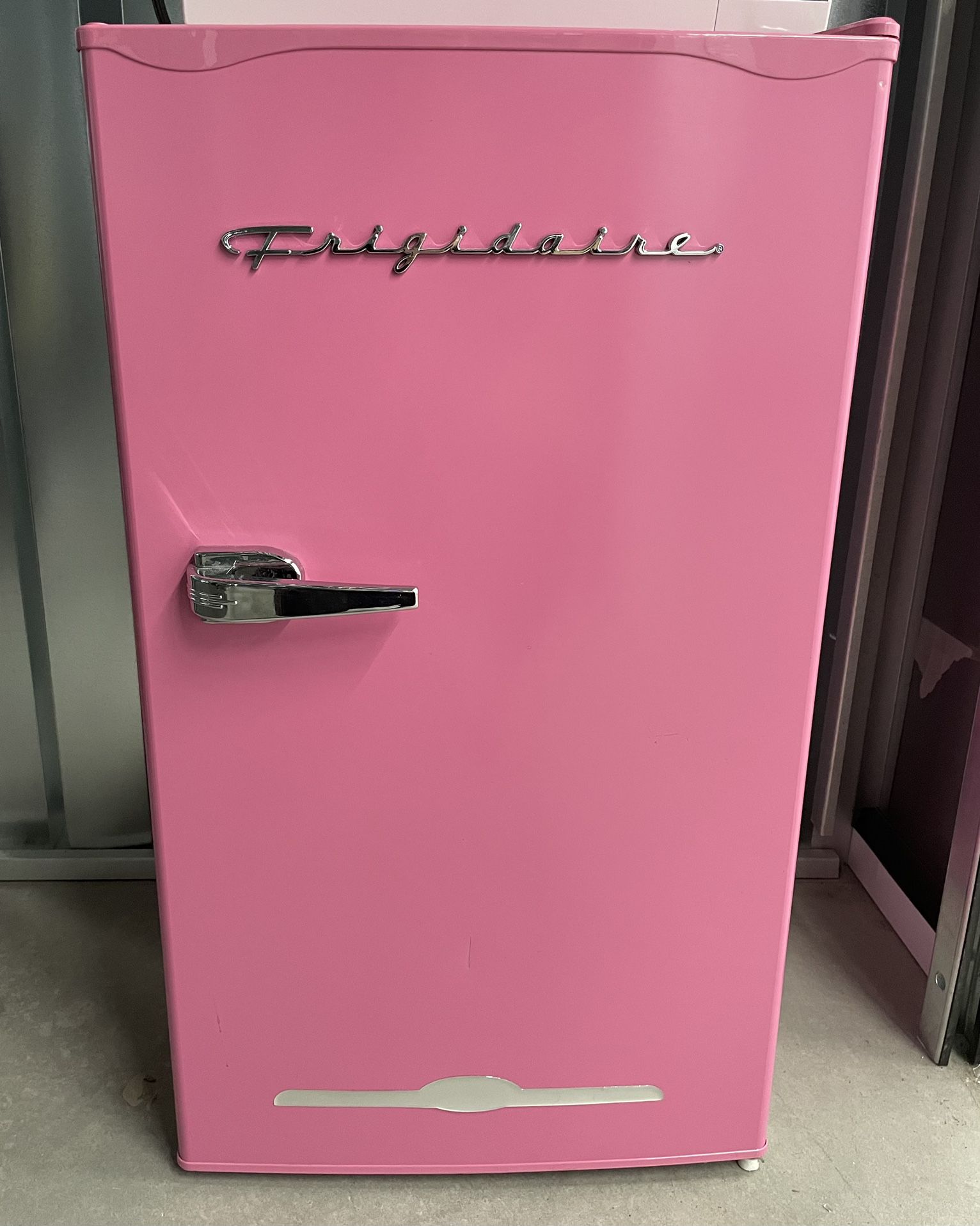 Frigidaire 3.2 Cu Ft, retro mini fridge. Pink color