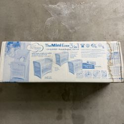 Co Sleeper Bedside Bassinet. 