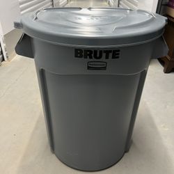  32-Gallon BRUTE Heavy Duty Trash Container