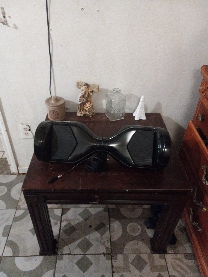 A Hover One Hoverboard In Excellent Condition With Charger