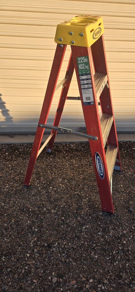 4' Fiberglass Step Ladder 