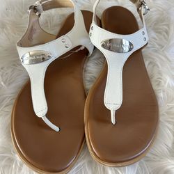 Michael kors 8.5 thong slippers white