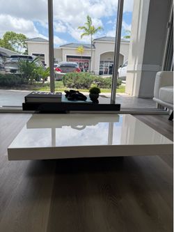 Modern Black & White Coffee Table – Excellent Condition