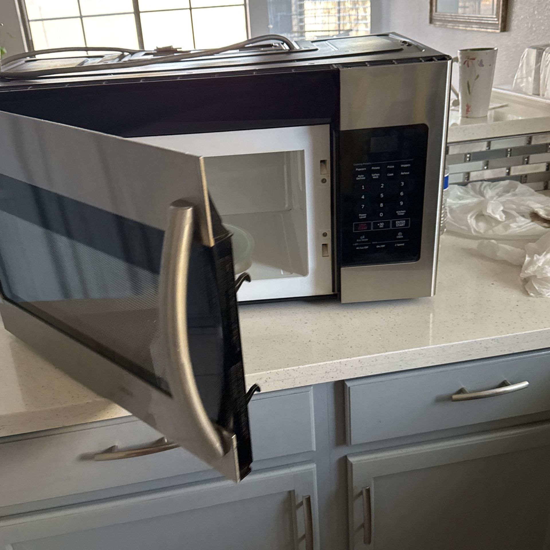 Samsung microwave normal wear Price $75.00 or best offer