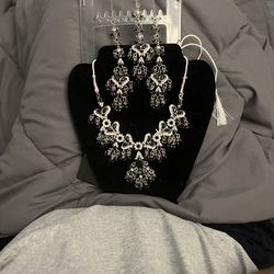 Elegant Black and Silver Jewelry Set