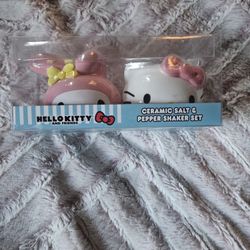 HELLO KITTY Salt And Pepper Shakers NEW