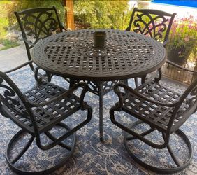 Very nice cast aluminum  table
