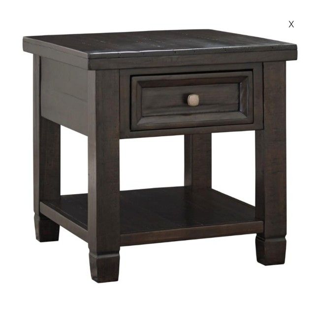 T895-3 Ashley Furniture Townser
Brown End Table
