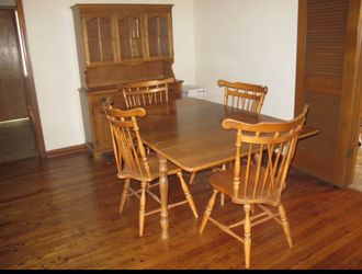 1970s Colonial American style solid maple drop leaf dining room table w/ chairs & china cabinet