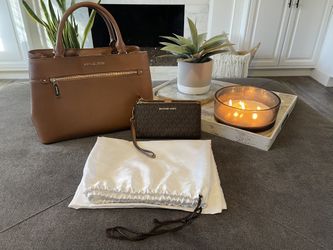 Michael Kors “Hailee” Bag & “Adele” Smartphone Wallet