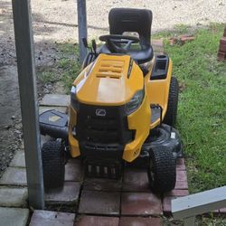 Riding Lawn Mower  Like New 40 Hrs 