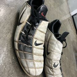 Vintage Nike Total 90 Zoom Air soccer Cleats in White and Black Colorway