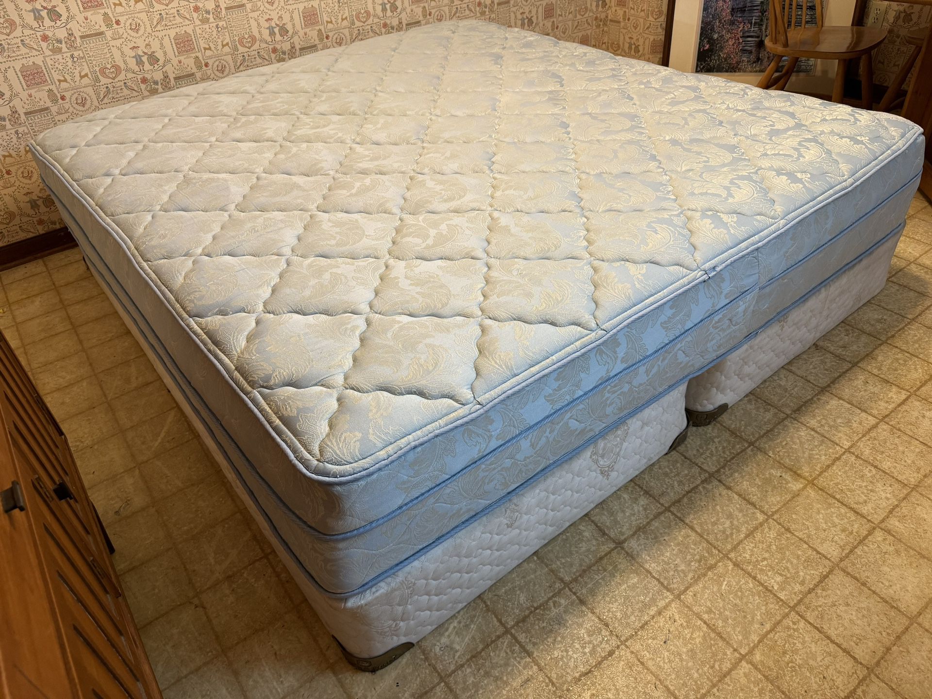 CAN DELIVER!! King Size Bed. Bet Comfortable Mattress! NO smoke NO pets 