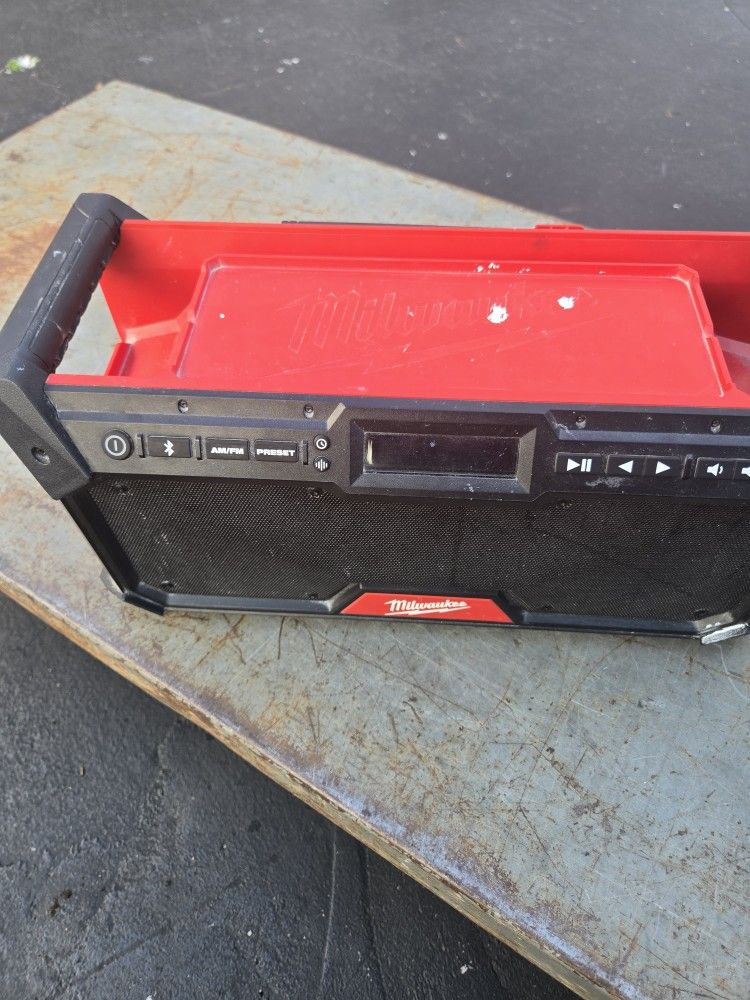 Milwaukee Bluetooth Jobsite Radio W'-Battery