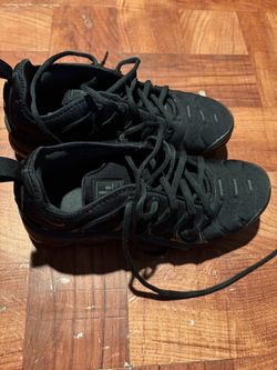 Vapor maxes (Size 6)