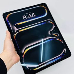 Like New Apple IPad 13 inch M5 256GB Cellular + Wifi verizon Unlocked Space Gray