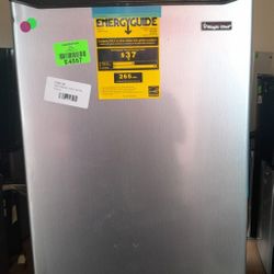 NEW MAGIC CHEF HMTR450SE 4.5 cu. ft. Mini Fridge Refrigerator