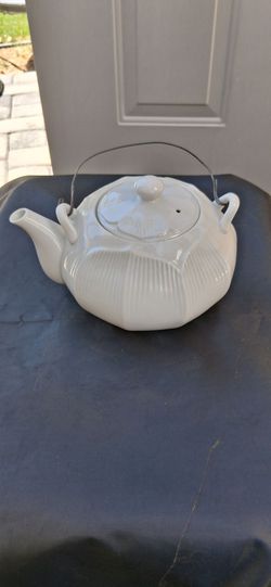 Vintage White Lotus Ceramic Teapot - Elegant Floral Relief