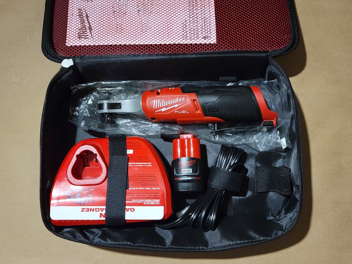 Milwaukee

M12 FUEL 12V Lithium-Ion Brushless Cordless High Speed 3/8 in. Ratchet Kit with One Battery, Charger and Bag


