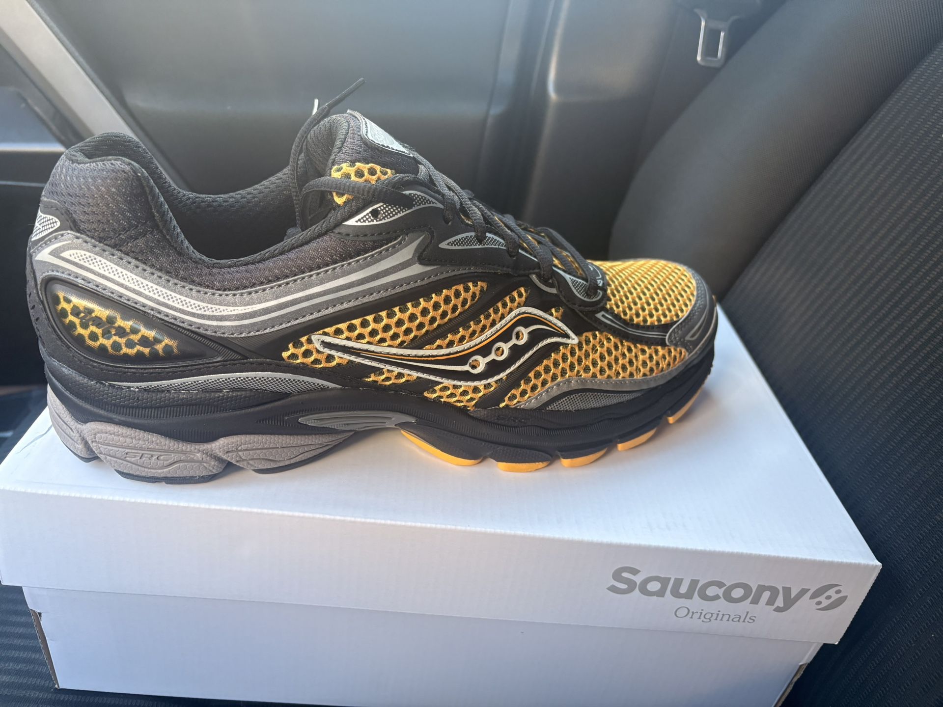 Brand New Saucony Running Shoes Size13 Men Gold And Black