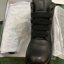 Sneakers Size 10/11 US Available 