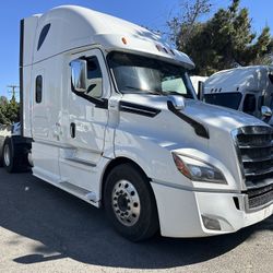 2020 Freightliner Cascadia 126