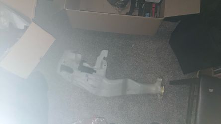 Windshield wider fluid reservoir