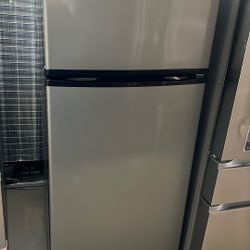 WHIRLPOOL APARTMENT SIZE TOP FREEZER REFRIGERATOR 