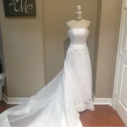 Size 8 Wedding dress (straps Optional)