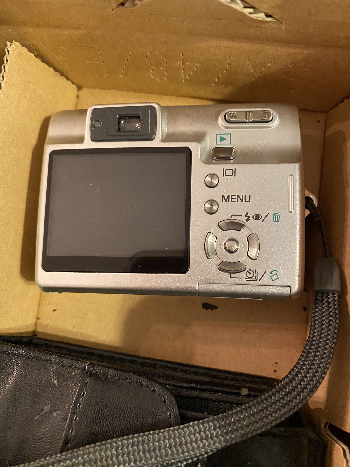 Konica Minolta Dimage X50 5MP Digital Camera with 2.8x Optical Zoom Point and shoot camera Comes with case, wires, manuals in English and Spanish. De
