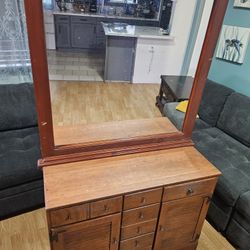 Dresser And Bookseller (FREE)