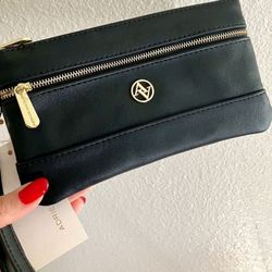 Adrienne Vittadini double zip wristlet 🖤
