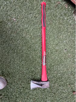 True Temper “Total Control” splitting maul / axe with a fiberglass ergonomic handle.