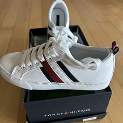 NEW IN BOX WOMENS TOMMY HILFIGER SIZE 5.5