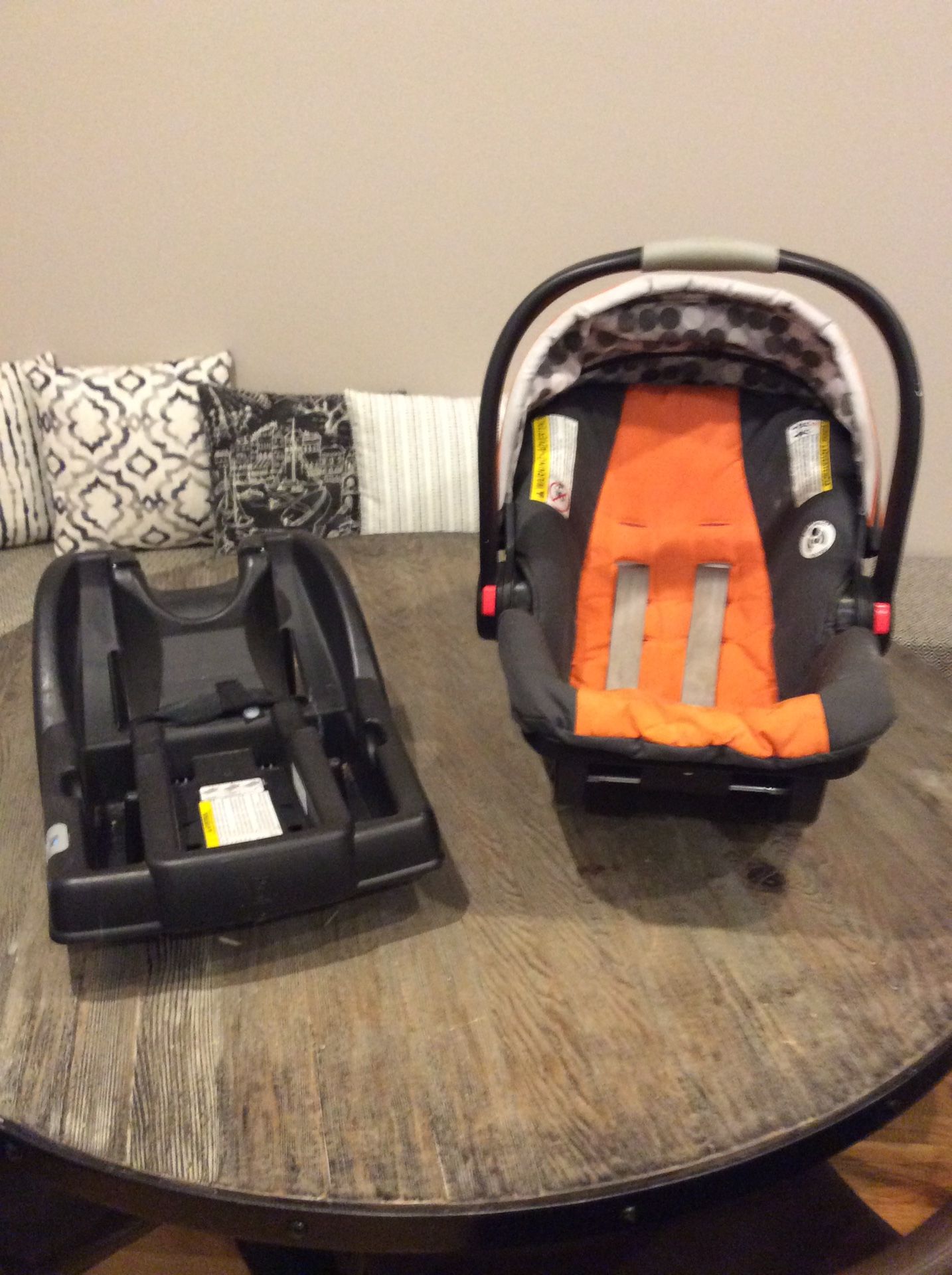 GRACO INFANT CARSEAT w/ BASE