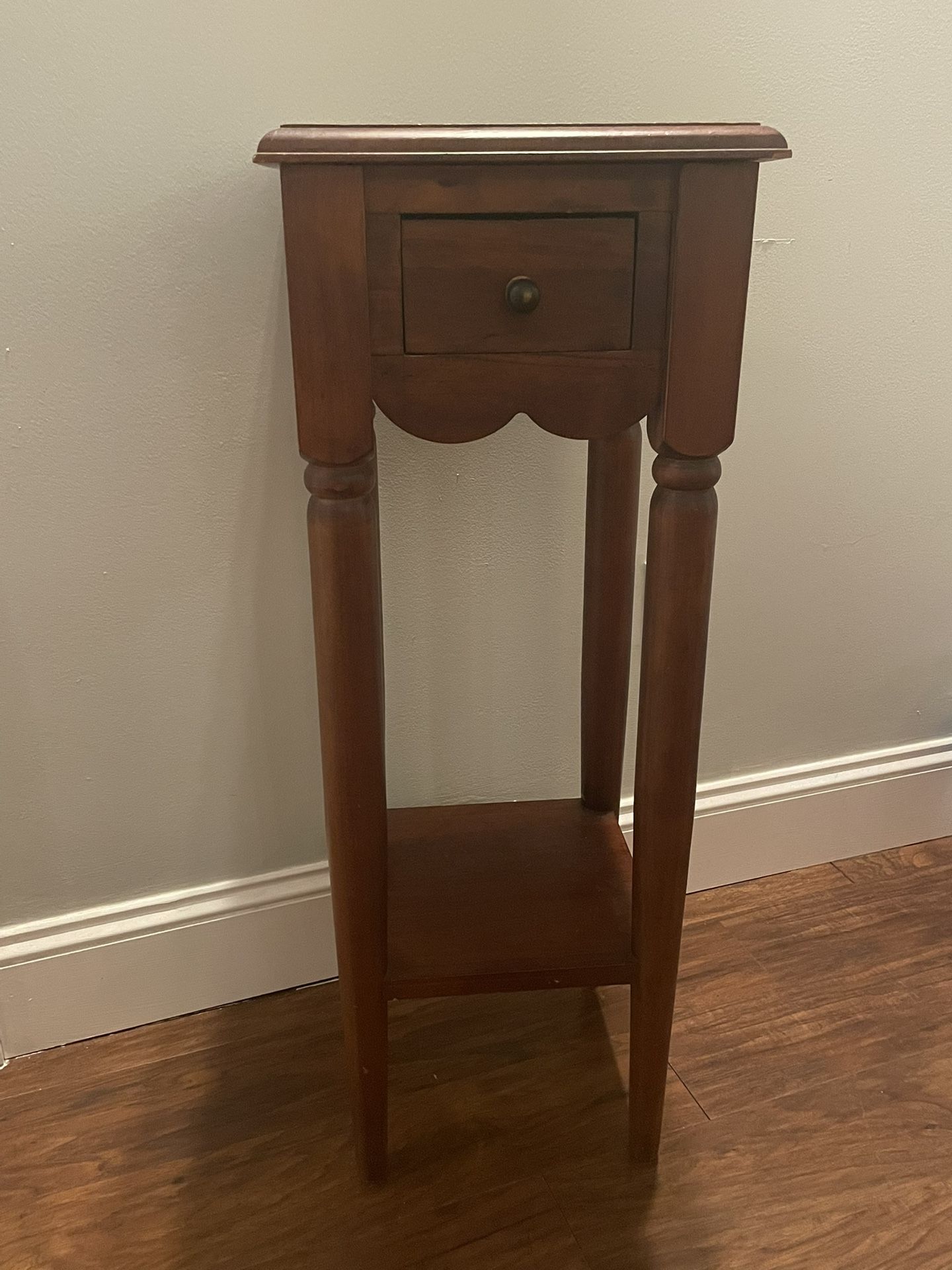 Vintage-style wooden accent table with drawer and lower shelf